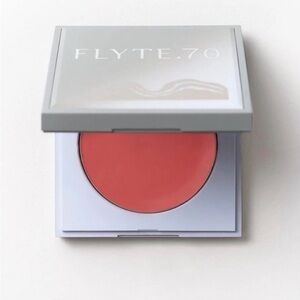HazyCheek.Crème
TENDERNESS
Neutral blushed rose